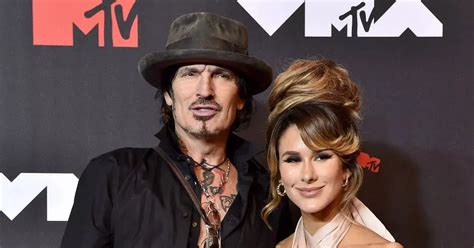 Tommy Lee’s wife flashes crowds at Mötley Crüe concert